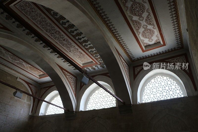 Edirne Selimiye清真寺天花板，圆柱，圆顶和墙壁细节，穹顶上有阿拉伯文字